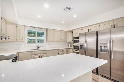 **SUPERHOST** NEW LISTING! Completely Renovated Home! FREE Double Laundry! Double fridge setup! (id. 7088)