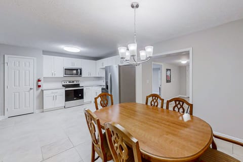 roommates in Undisclosed, Atlanta, GA 30311 Modern & high-quality Atlanta House with Dining area (id. 4926) - cirtru.com
