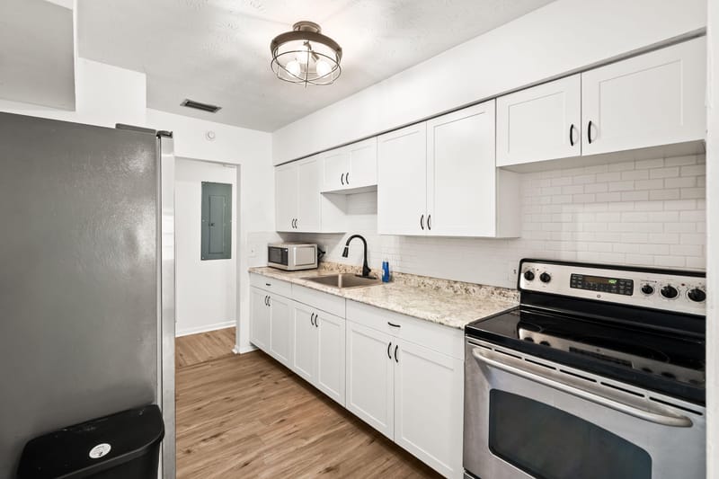 Fully Renovated August 2026 \ Smart Lock \ Mini Fridge + Desk + Smart TV \ Near MLK Pkwy & Kings Rd Intersection -  Great Location! (id. 36892)