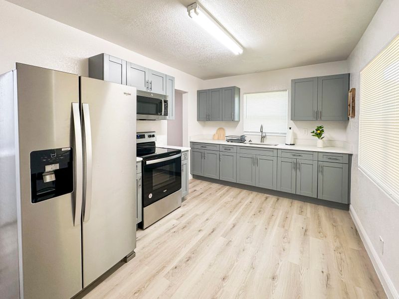 roommates in Undisclosed, Tampa, FL 33612 TV and desk in all the rooms. Newly-renovated & spacious Tampa House with Backyard. (id. 8230) - cirtru.com