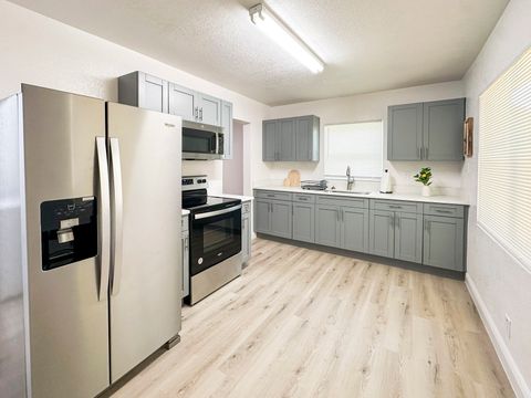 TV and desk in all the rooms. Newly-renovated & spacious Tampa House with Backyard. (id. 8230)