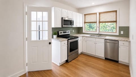 Clean & Cozy Living |  Fast Wi-Fi |  Share Bathroom with Only 2 other members (id. 41147)