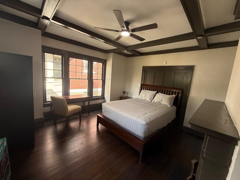 Live in Old Oaks Historic District, 5 minute walk to transit stop, close to Children’s Hospital (id. 34985)