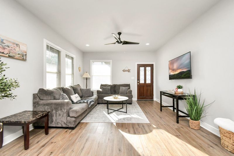 Newly-renovated Eado Home with Patio seating area Close to Metro rail (id. 8872)