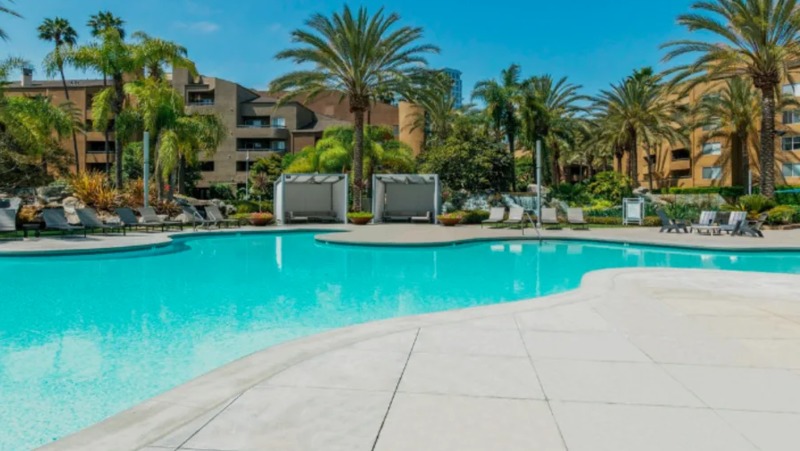 **SPACIOUS BEDROOM W/PRIVATE B/R**