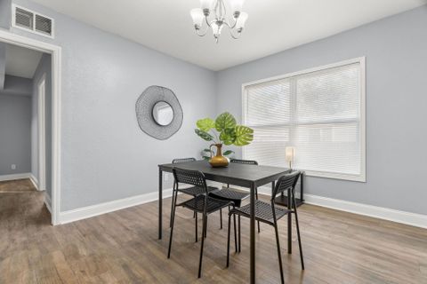 Newly-renovated & spacious St. Petersburg House with Dining area (id. 11602)
