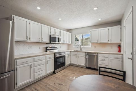 Orlando Home, a 13 minute walk to transit stop Universal Blvd & Breakview Dr (id. 24924)