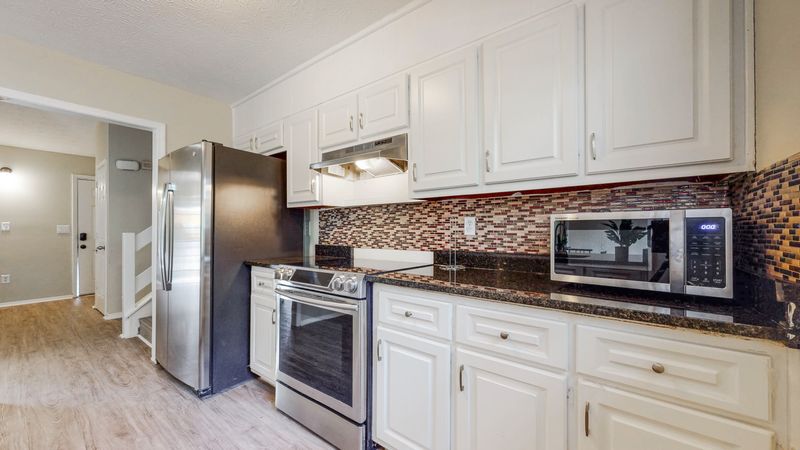 SuperHost Spacious Home with Yard & Close to Parks & Shopping (id. 1045)
