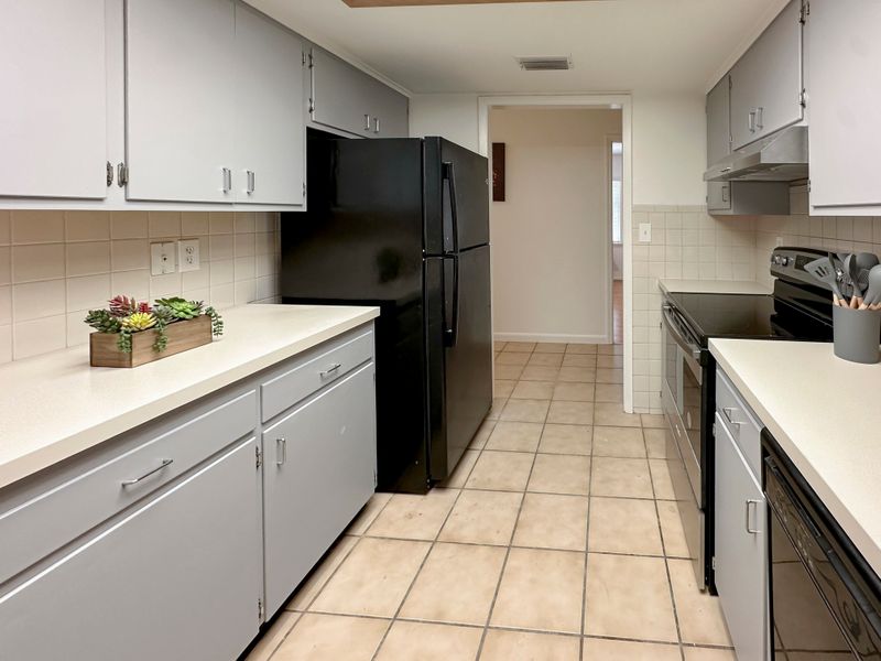 roommates in Undisclosed, St. Petersburg, FL 33714 TV AND DESK IN ALL ROOMS .BUS STOP  ONE BLOCK AWAY  !!!Homey & comfortable St. Petersburg Duplex / Multiplex with Backyard (id. 8112) - cirtru.com