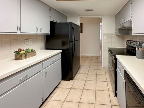 TV AND DESK IN ALL ROOMS .BUS STOP  ONE BLOCK AWAY  !!!Homey & comfortable St. Petersburg Duplex / Multiplex with Backyard (id. 8112)