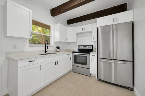 Newly Renovated Co-Living in Fort Lauderdale!  Fresh Updates |  Soaring Ceilings = More Space |  Select Rooms w/ Private Fridge |  All Utilities + Fast Wi-Fi  |  Safe & Quiet |  Near Transit |  Ready Now (id. 30080)