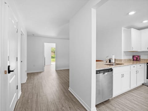 New home in Palm Bay with high speed internet and free utilities!! (id. 39964)