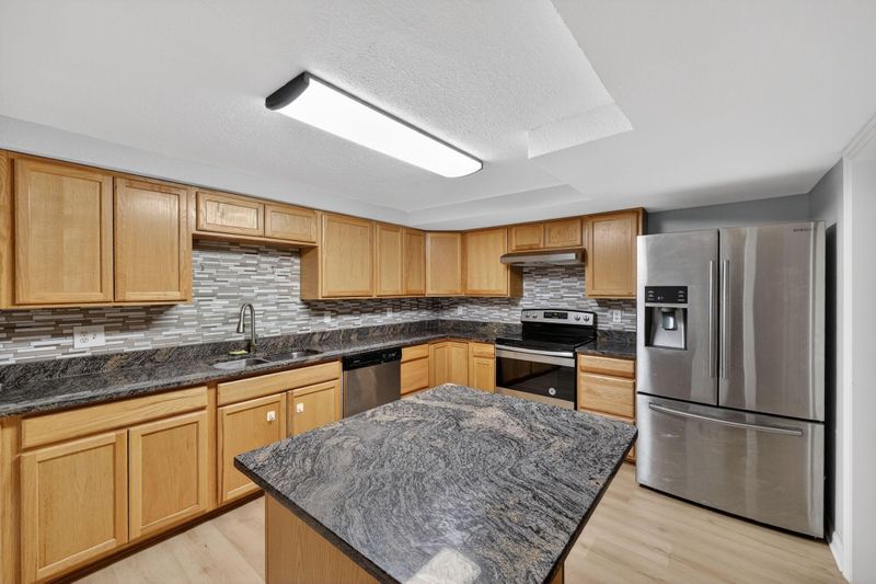 roommates in Undisclosed, Tampa, FL 33617 Modern Co-Living in Tampa |  Free Utilities & Fast Wi-Fi |  Close to Transit, Shopping, & More! |  Security System |Secure, Private Furnished Rooms  | Private Parking (id. 28944) - cirtru.com