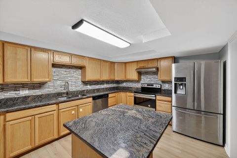 Modern Co-Living in Tampa |  Free Utilities & Fast Wi-Fi |  Close to Transit, Shopping, & More! |  Security System |Secure, Private Furnished Rooms  | Private Parking (id. 28944)