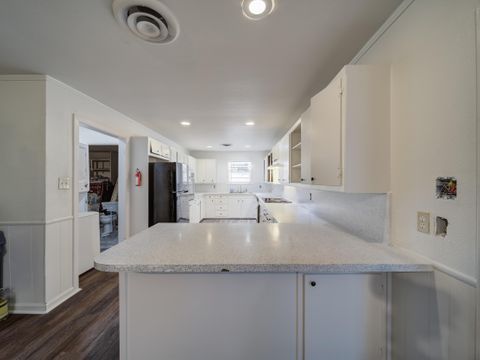Spacious, Newly Renovated Fort Worth House with Workspaces. (id. 3507)