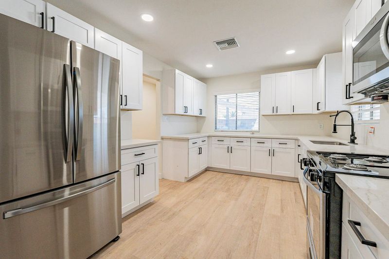High-quality & newly-renovated Phoenix House with Workspace (id. 6498)
