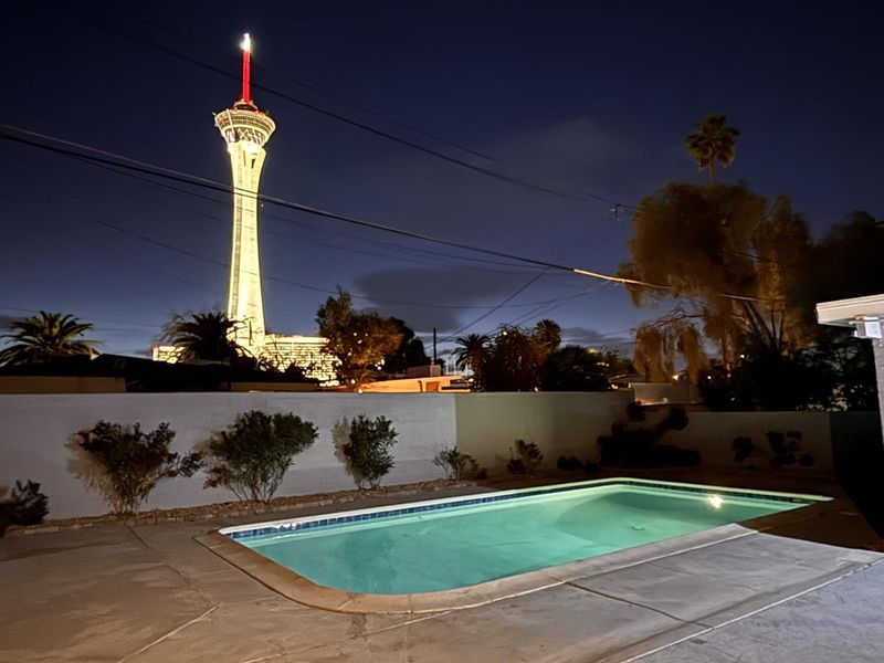 Single-Story Pool Home • Free Laundry • Fast WiFi • Minutes from the Strip (id. 12881)