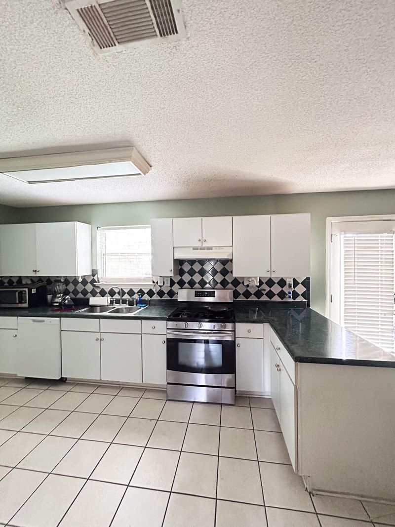 roommates in Undisclosed, Lithonia, GA 30058 Charming Brick Beauty in Lithonia! (id. 16628) - cirtru.com