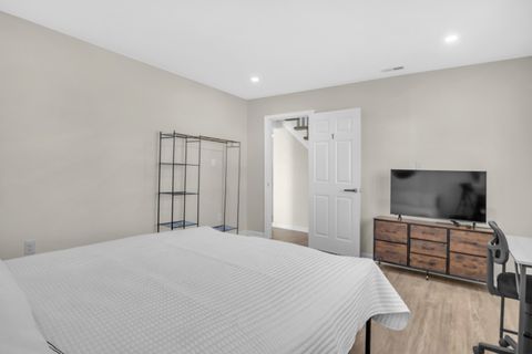 Comfortable & spacious Hampton House with Backyard (id. 11782)