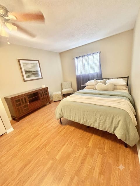 Coastal Living in Largo minutes to Indian Rock Beach and parks. Office desk and closets in the Rooms (id. 37301)
