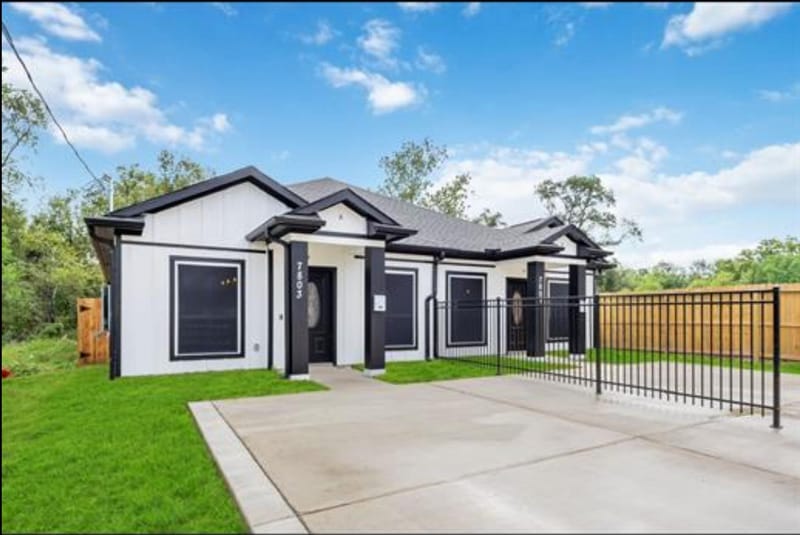 Newly-renovated & beautiful Houston Duplex / Multiplex with Backyard (id. 9929)