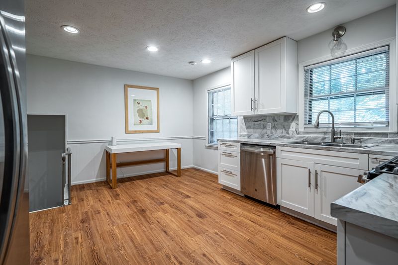 Greater Rowland Allgood Home, a 3 mins drive to transit stop Rockbridge Rd & Club House Dr (id. 989)