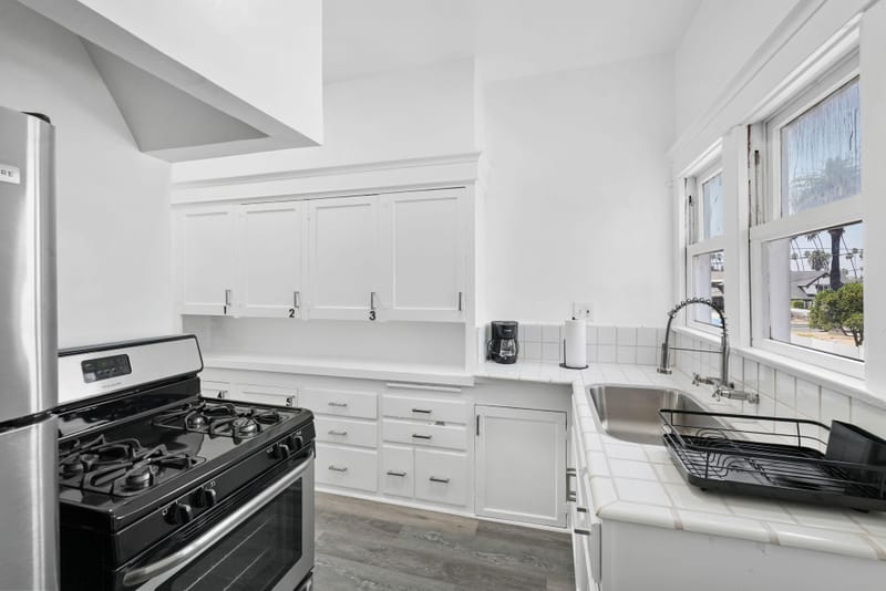 Renovated, furnished rooms w/ central location! (id. 39843)