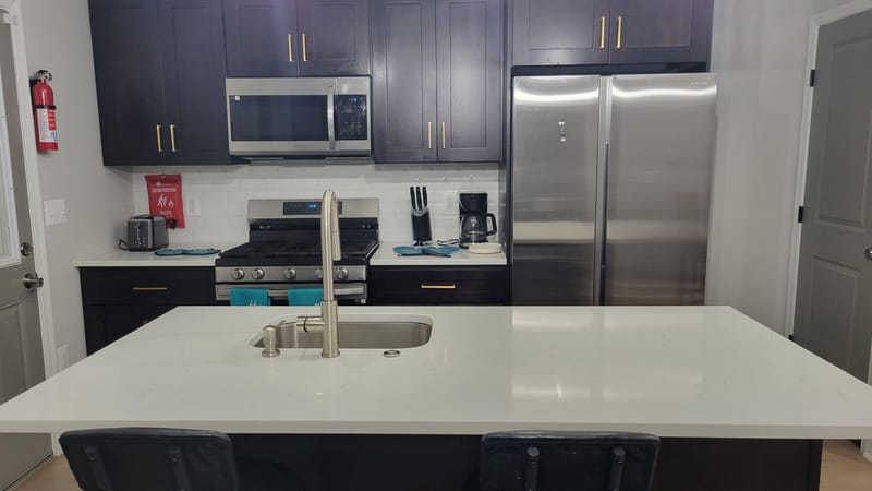 Near Food, Hospitals, Transit & Highways - All Utilities Included! (id. 42162)