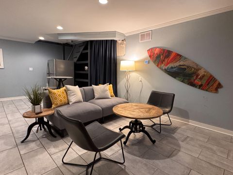Live in Gainesville on Lake Lanier. (id. 27961)