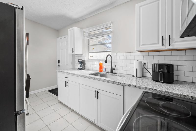 roommates in Undisclosed, Jacksonville, FL 32208 10 SECOND Walk to Bus Stop  Smart TVs  Mini Fridges  8 Min Walk to Dollar General  Newly Renovated Home (id. 30445) - cirtru.com