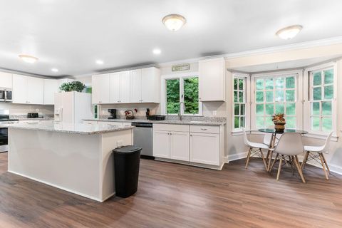 Top Rated Host! Peaceful Gem in Upscale Petersburg -   Newly Renovated in June 2025 | Private, Safe, Clean & Fully Furnished Rooms   | Near Dining, Transit & I-95  |  All Utilities Including High Speed WiFi (id. 14733)