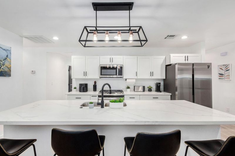 *JUST LAUNCHED!* DOWNTOWN CHANDLER House w/BRAND NEW EVERYTHING & Fully Furnished Kitchen & Rooms! (id. 19446)