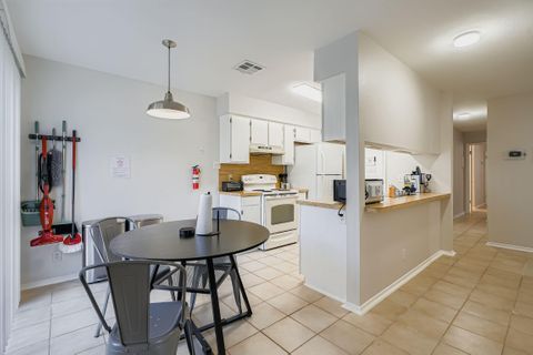 Convenient South Austin Living Near Menchaca — Walk to Groceries, Restaurants, and Transit! (id. 29816)