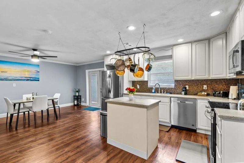 roommates in Undisclosed, Orange Park, FL 32073 Renovated  Orange Park home with dining area. Close To Shopping, Highways & Buses.  Premier Member Reviews. (id. 7071) - cirtru.com