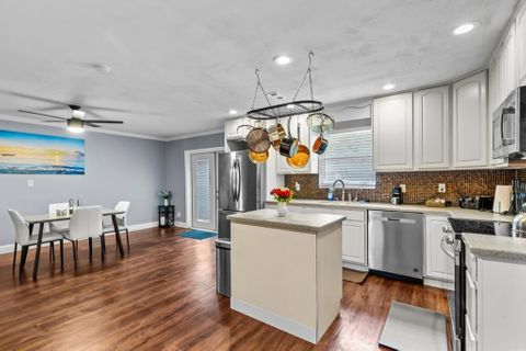 Renovated  Orange Park home with dining area. Close To Shopping, Highways & Buses.  Premier Member Reviews. (id. 7071)