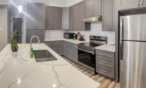 roommates in Undisclosed, Houston, TX 77004 Modern & cozy Houston Duplex / Multiplex with Workspace/ 2 blocks from Metrorail (id. 2251) - cirtru.com