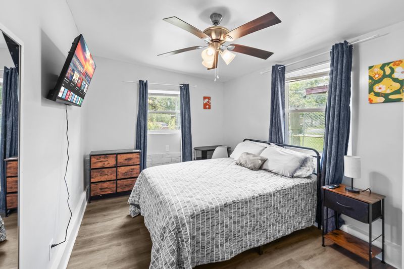 Brand New Room for Rent in Jacksonville!  Right Across from Super Walmart  | Beautiful Renovation  | Flat Screen TVs  & Stylish Upgrades Throughout (id. 13333)