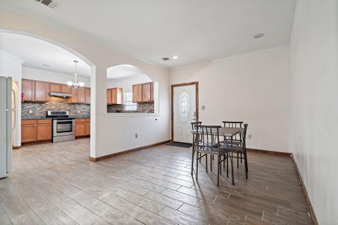 Newly renovated Comfortable Dallas Property! In a quiet low traffic street, 1 block from public transportation. Fully stocked kitchen and high speed Wifi! (id. 12040)