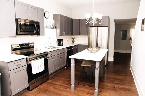 roommates in Undisclosed, Indianapolis, IN 46203 Beautiful & modern Indianapolis House with a large main floor communal space. (id. 10085) - cirtru.com
