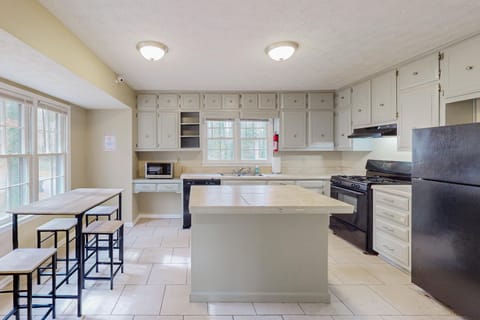 roommates in Undisclosed, Ellenwood, GA 30294 Spacious & Cozy Ellenwood House with Dining Area (id. 6413) - cirtru.com