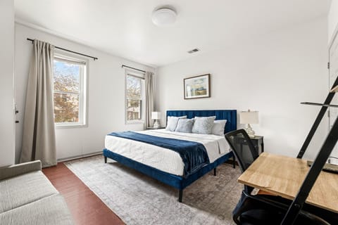Stylish and Comfortable 2-Bedroom in DC Apartment Close to H Street (id. 36288)