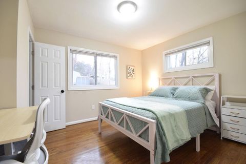 Secure, Furnished Rooms  Quiet, Professional Home  Fast Wi-Fi  Near Transit (id. 22640)