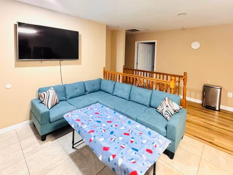 Amazing bright 4BR upper level Apt in Rockville (id. 22597)