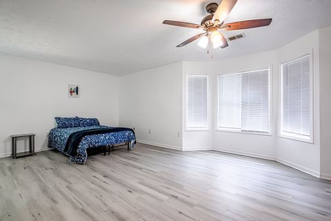 Clean & Comfortable Jonesboro Home | Furnished, Secure, and Spacious | No Move-In Fee , Free Wi-Fi , Monthly Cleanings , Bus Stop 1 Mile Away , and Grocery Store 0.4 Miles Away (id. 1617)