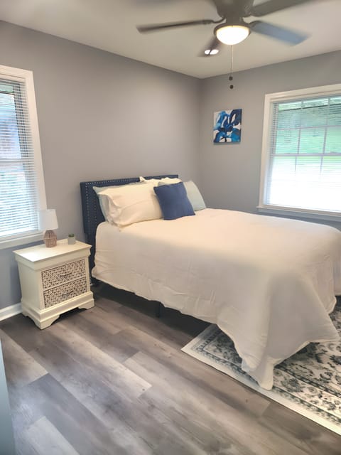 New Modern & Comfortable East Point Home | Monthly Deals, Furnished, Secure, and Spacious | , Free Wi-Fi (id. 19320)