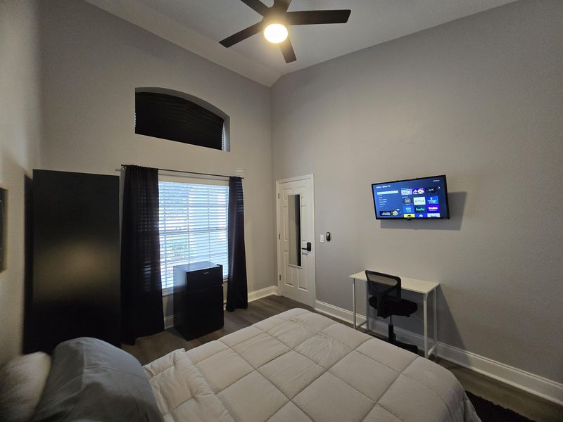 roommates in Undisclosed, Orlando, FL 32808 Like New Spacious Orlando House with in room TV and Mini-Fridge (id. 10261) - cirtru.com