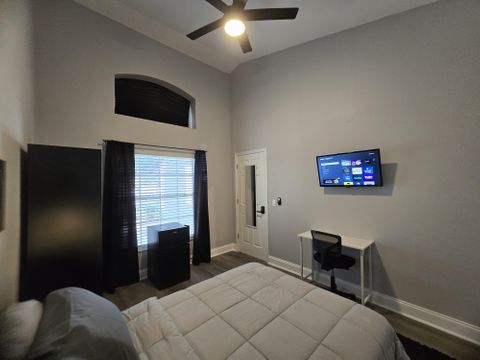 Like New Spacious Orlando House with in room TV and Mini-Fridge (id. 10261)