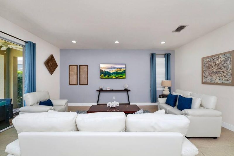 roommates in Undisclosed, Kissimmee, FL 34747 Reunion Luxury Private Bed & Bath | Near Disney | Private TV, Desk, Chair, Mini Fridge | Easy I-4 Access (id. 24819) - cirtru.com