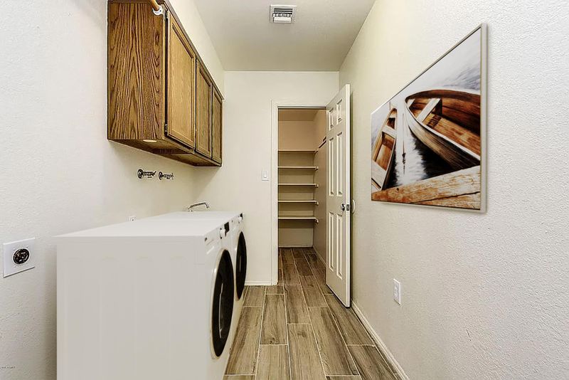 roommates in Undisclosed, Mesa, AZ 85204 Awesome location close to US-60, newly-renovated comfortable home, biweekly cleanings, free laundry! (id. 6272) - cirtru.com