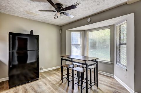 Newly-renovated & spacious Jonesboro House with Dining area and private fenced back yard (id. 1934)